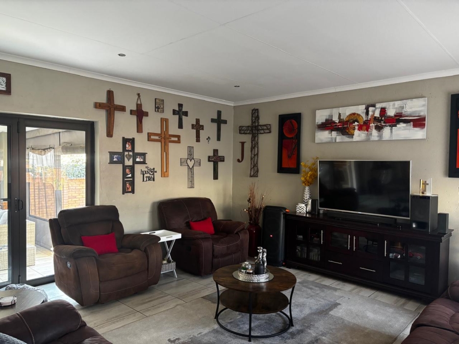  Bedroom Property for Sale in Glen Marais Gauteng