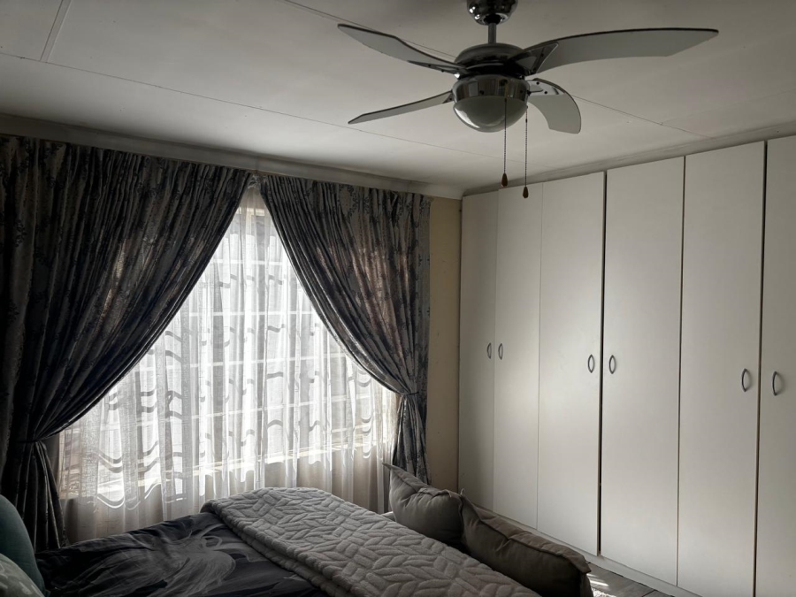  Bedroom Property for Sale in Glen Marais Gauteng