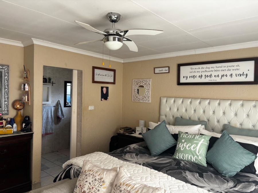 Bedroom Property for Sale in Glen Marais Gauteng