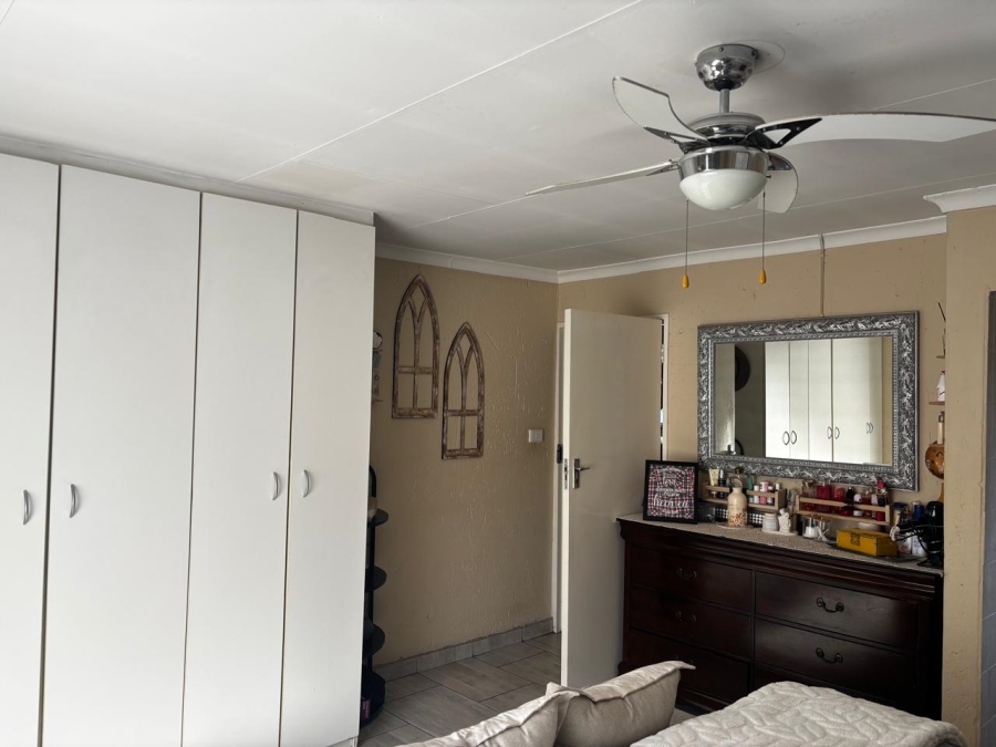 Bedroom Property for Sale in Glen Marais Gauteng