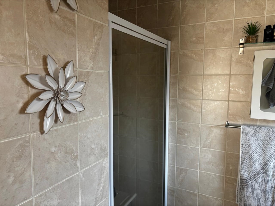  Bedroom Property for Sale in Glen Marais Gauteng