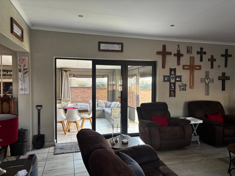  Bedroom Property for Sale in Glen Marais Gauteng