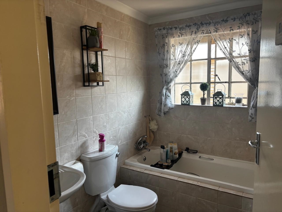  Bedroom Property for Sale in Glen Marais Gauteng