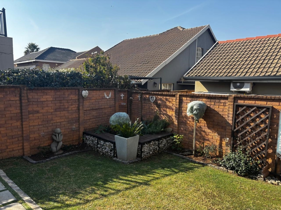  Bedroom Property for Sale in Glen Marais Gauteng