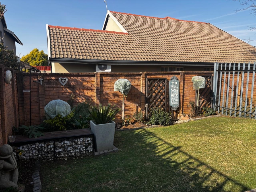  Bedroom Property for Sale in Glen Marais Gauteng