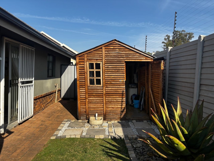  Bedroom Property for Sale in Glen Marais Gauteng