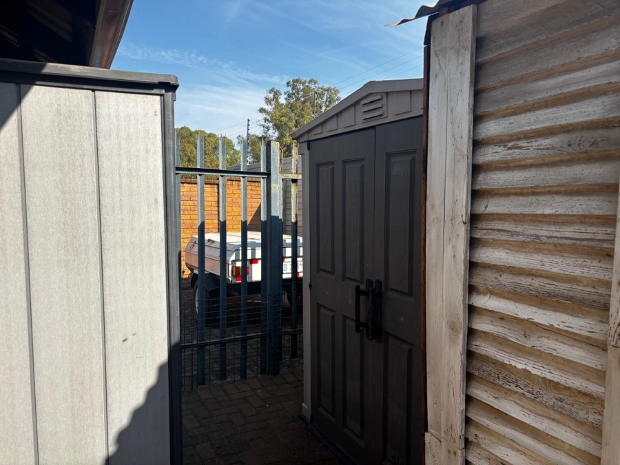  Bedroom Property for Sale in Glen Marais Gauteng