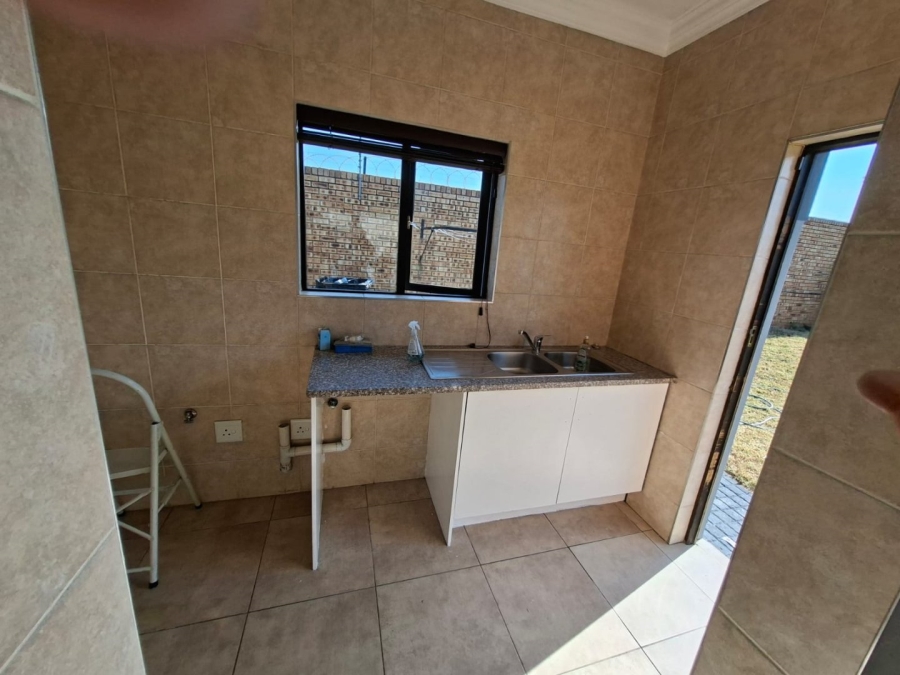 To Let 3 Bedroom Property for Rent in Thatchfield Estate Gauteng