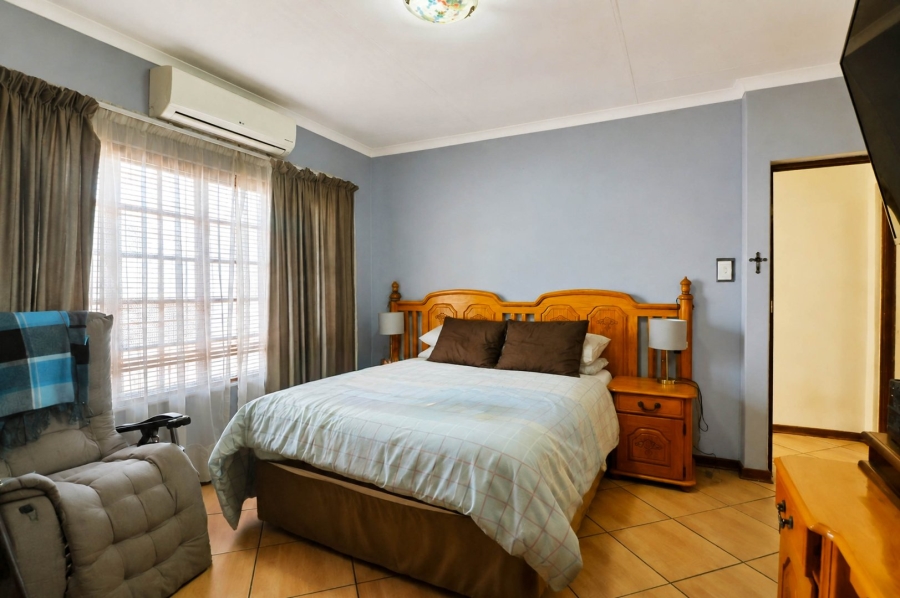 5 Bedroom Property for Sale in Wierda Park Gauteng