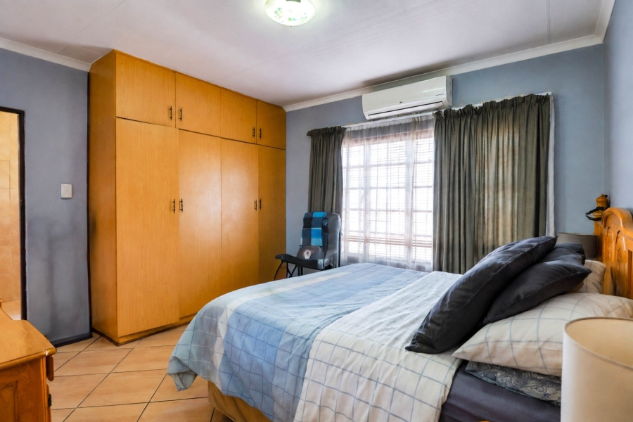 5 Bedroom Property for Sale in Wierda Park Gauteng