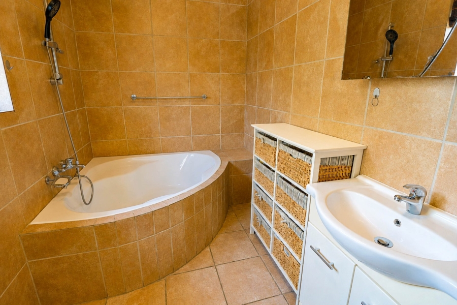 5 Bedroom Property for Sale in Wierda Park Gauteng
