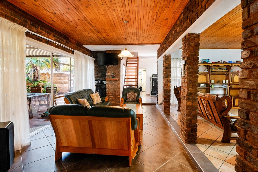 5 Bedroom Property for Sale in Wierda Park Gauteng