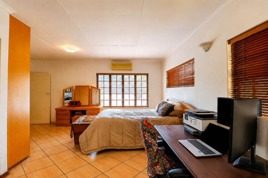 5 Bedroom Property for Sale in Wierda Park Gauteng