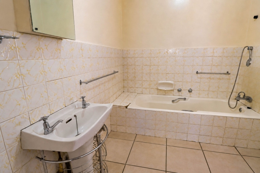 5 Bedroom Property for Sale in Wierda Park Gauteng