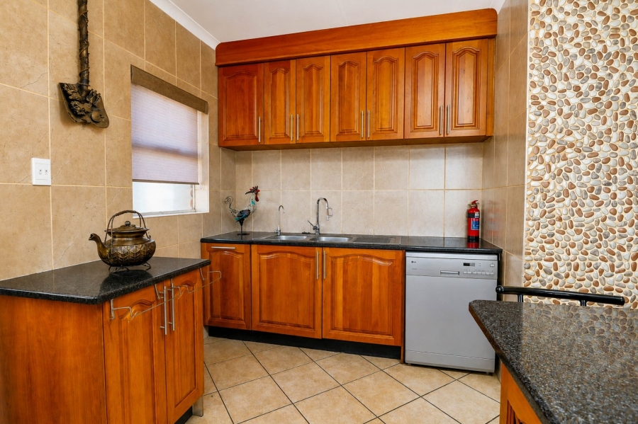 5 Bedroom Property for Sale in Wierda Park Gauteng