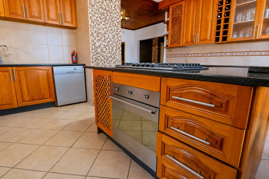 5 Bedroom Property for Sale in Wierda Park Gauteng