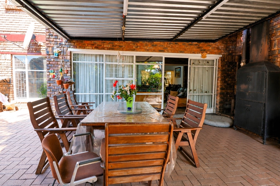 5 Bedroom Property for Sale in Wierda Park Gauteng
