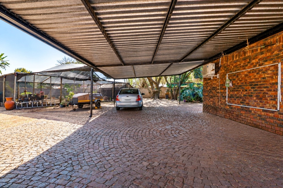 5 Bedroom Property for Sale in Wierda Park Gauteng