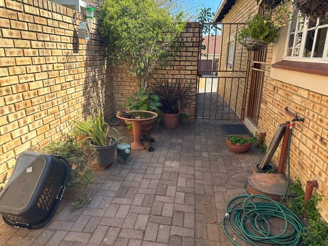 2 Bedroom Property for Sale in Wilgeheuwel Gauteng