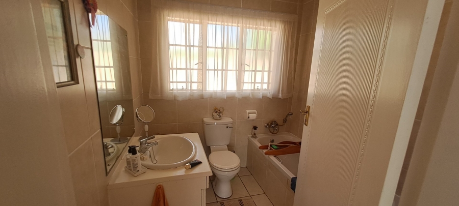 2 Bedroom Property for Sale in Wilgeheuwel Gauteng
