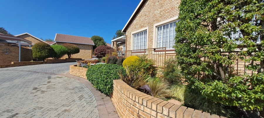 2 Bedroom Property for Sale in Wilgeheuwel Gauteng