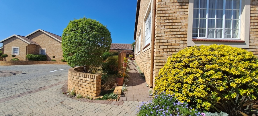 2 Bedroom Property for Sale in Wilgeheuwel Gauteng