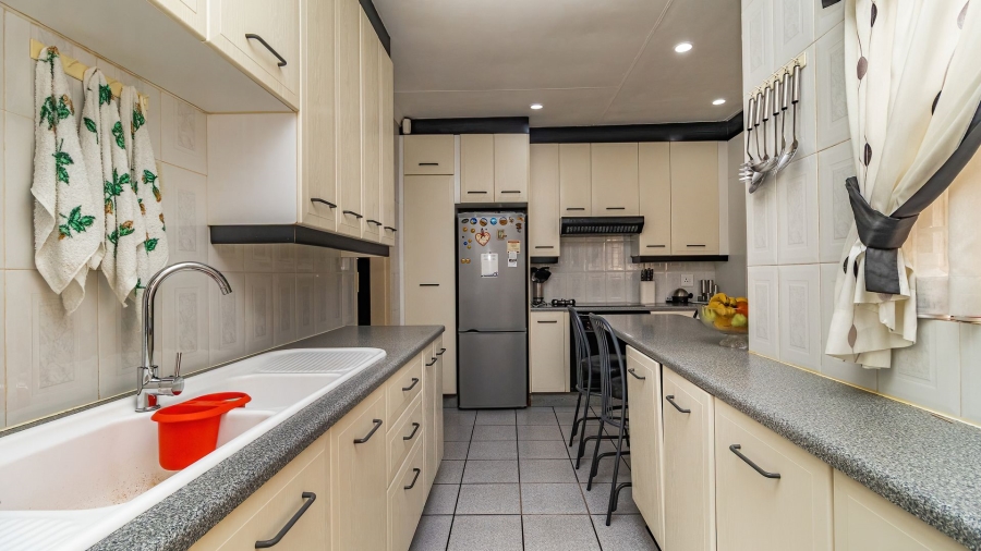 3 Bedroom Property for Sale in Bonaero Park Gauteng