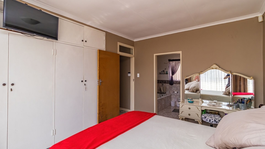 3 Bedroom Property for Sale in Bonaero Park Gauteng