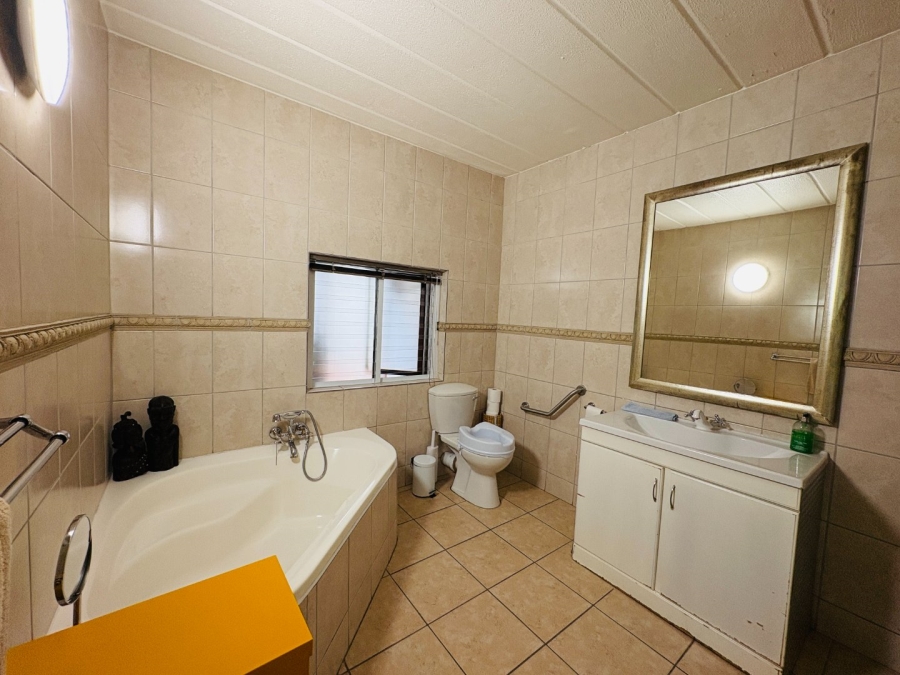 4 Bedroom Property for Sale in Wapadrand Gauteng