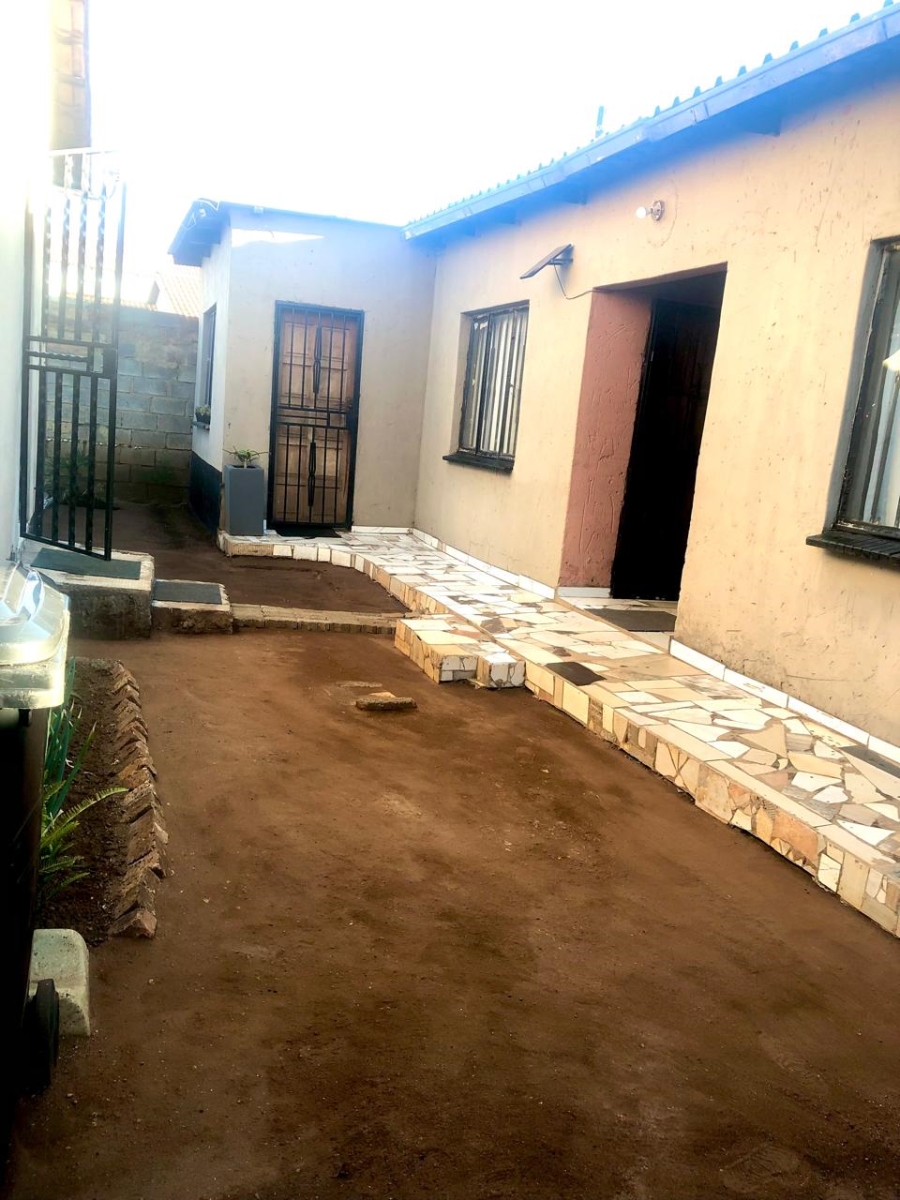 4 Bedroom Property for Sale in Protea Glen Gauteng