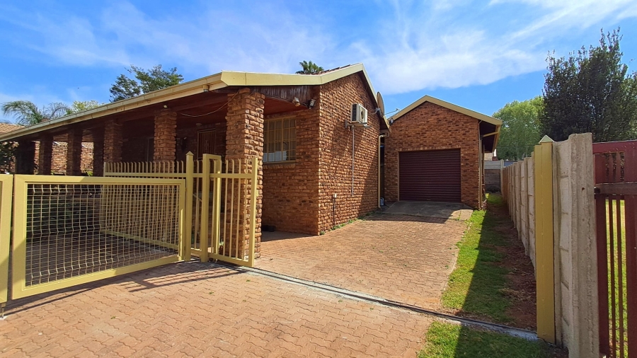 3 Bedroom Property for Sale in Mountain View Gauteng
