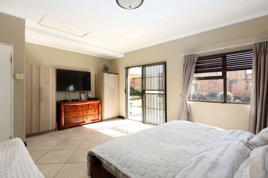 5 Bedroom Property for Sale in Kyalami Gardens Gauteng