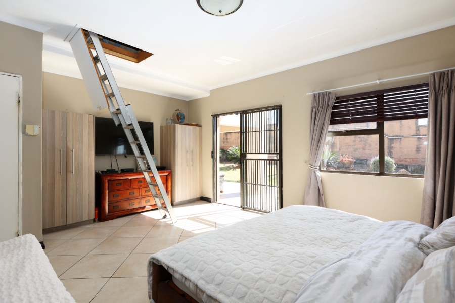5 Bedroom Property for Sale in Kyalami Gardens Gauteng