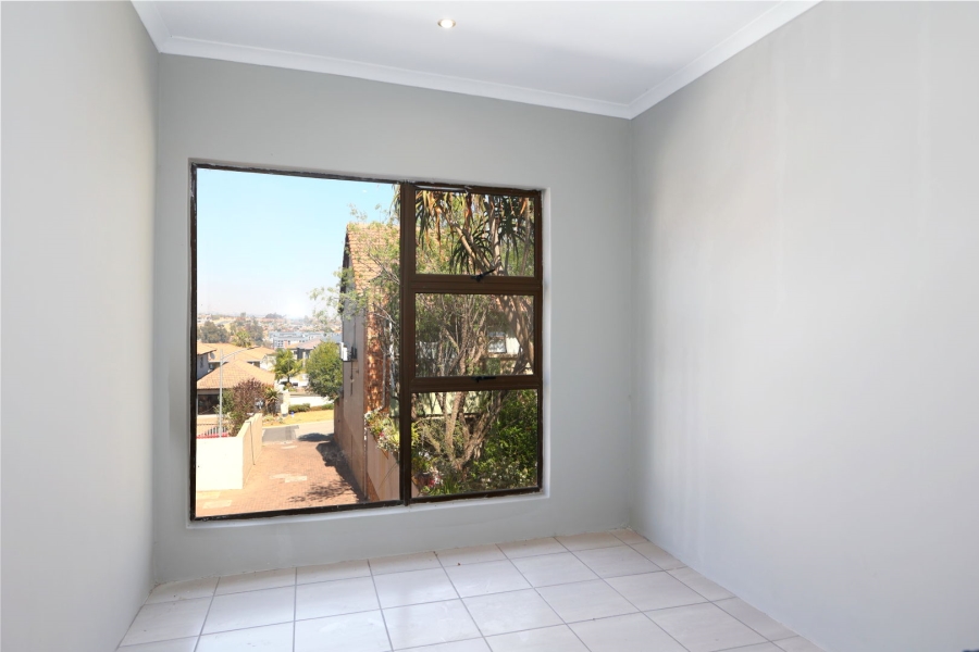 5 Bedroom Property for Sale in Kyalami Gardens Gauteng