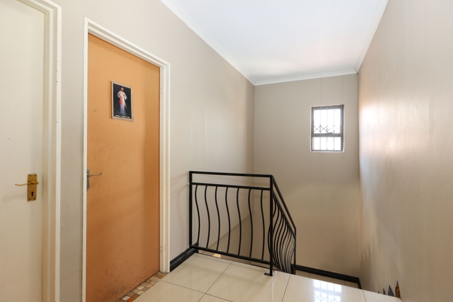 5 Bedroom Property for Sale in Kyalami Gardens Gauteng
