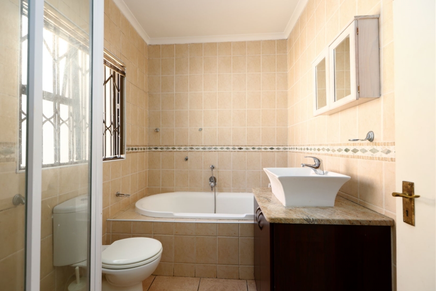 5 Bedroom Property for Sale in Kyalami Gardens Gauteng