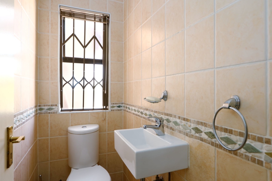 5 Bedroom Property for Sale in Kyalami Gardens Gauteng