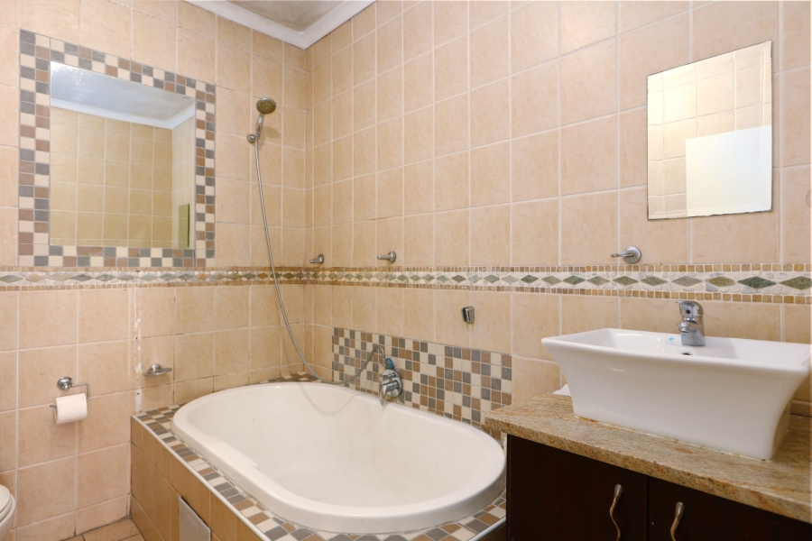 5 Bedroom Property for Sale in Kyalami Gardens Gauteng