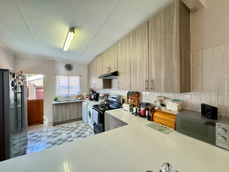 To Let 1 Bedroom Property for Rent in Die Hoewes Gauteng