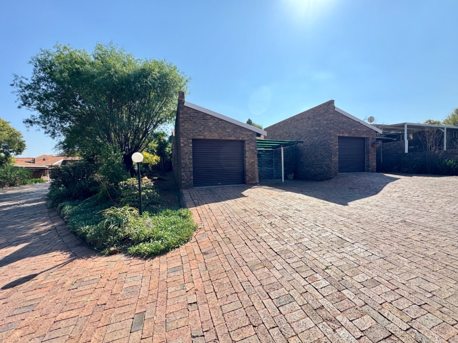 To Let 1 Bedroom Property for Rent in Die Hoewes Gauteng