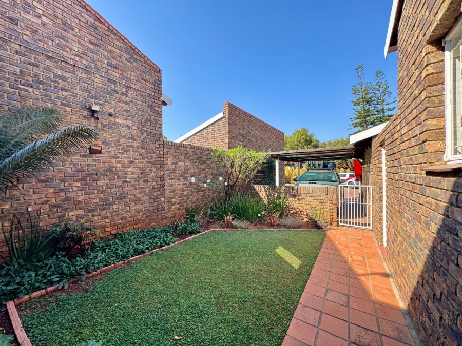To Let 1 Bedroom Property for Rent in Die Hoewes Gauteng
