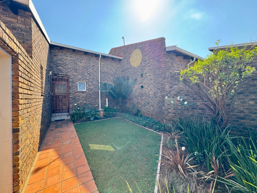 To Let 1 Bedroom Property for Rent in Die Hoewes Gauteng