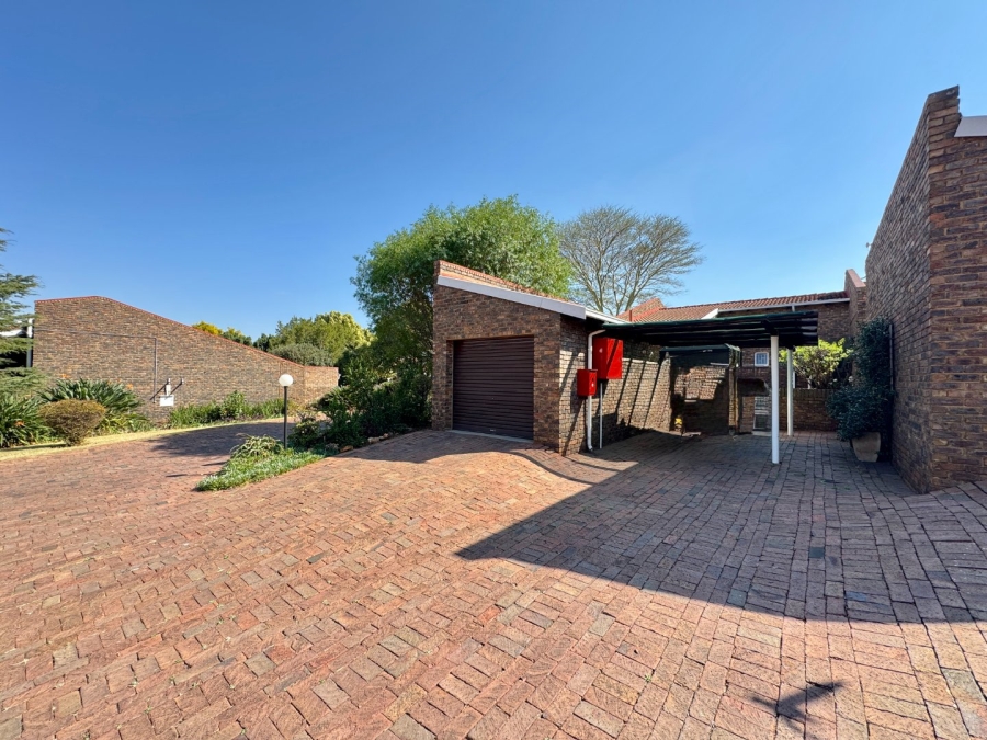 To Let 1 Bedroom Property for Rent in Die Hoewes Gauteng