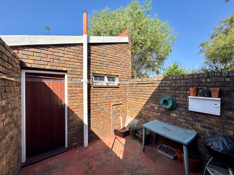 To Let 1 Bedroom Property for Rent in Die Hoewes Gauteng