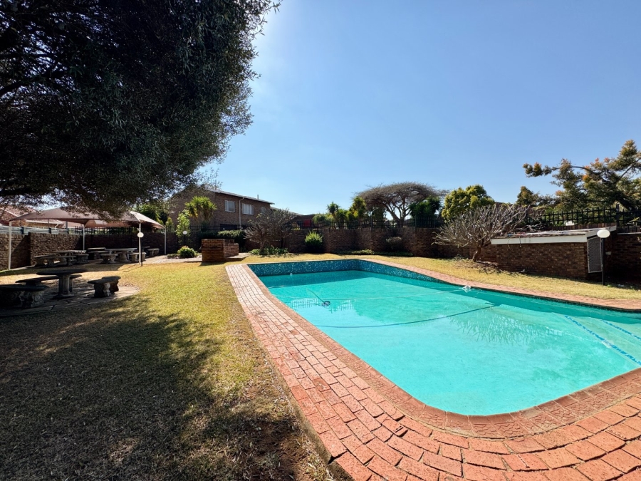 To Let 1 Bedroom Property for Rent in Die Hoewes Gauteng