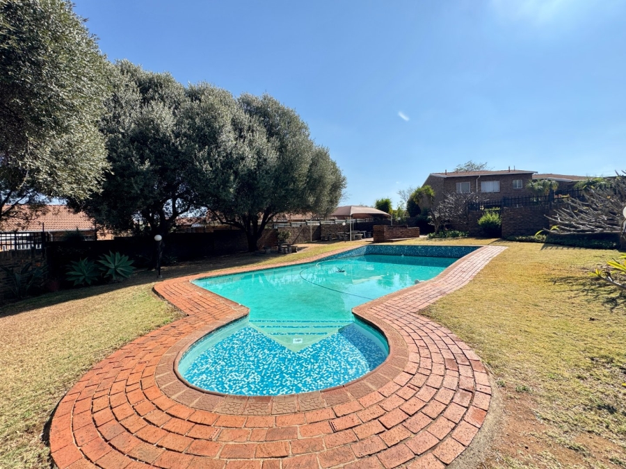 To Let 1 Bedroom Property for Rent in Die Hoewes Gauteng