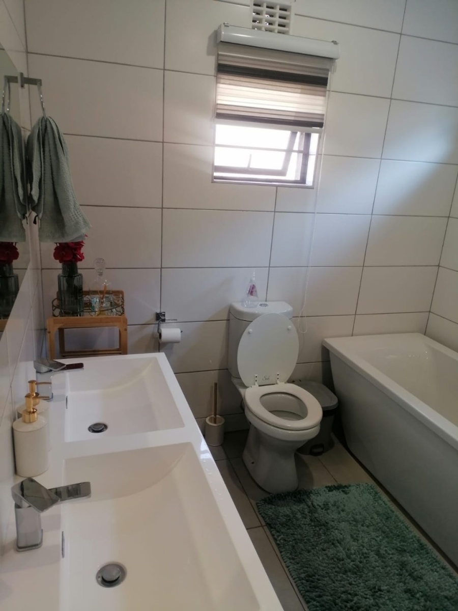 To Let 3 Bedroom Property for Rent in Lion Pride Gauteng