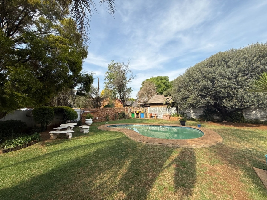 5 Bedroom Property for Sale in Rooihuiskraal North Gauteng