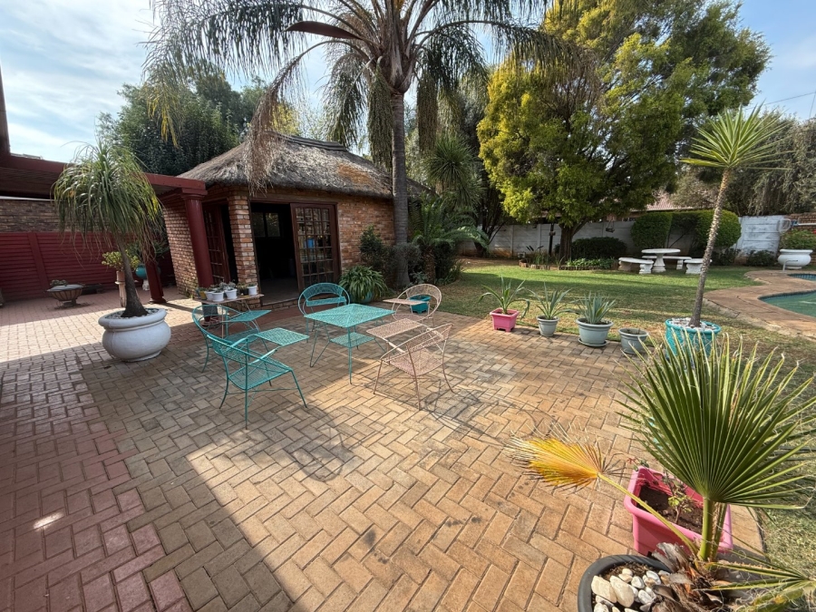 5 Bedroom Property for Sale in Rooihuiskraal North Gauteng