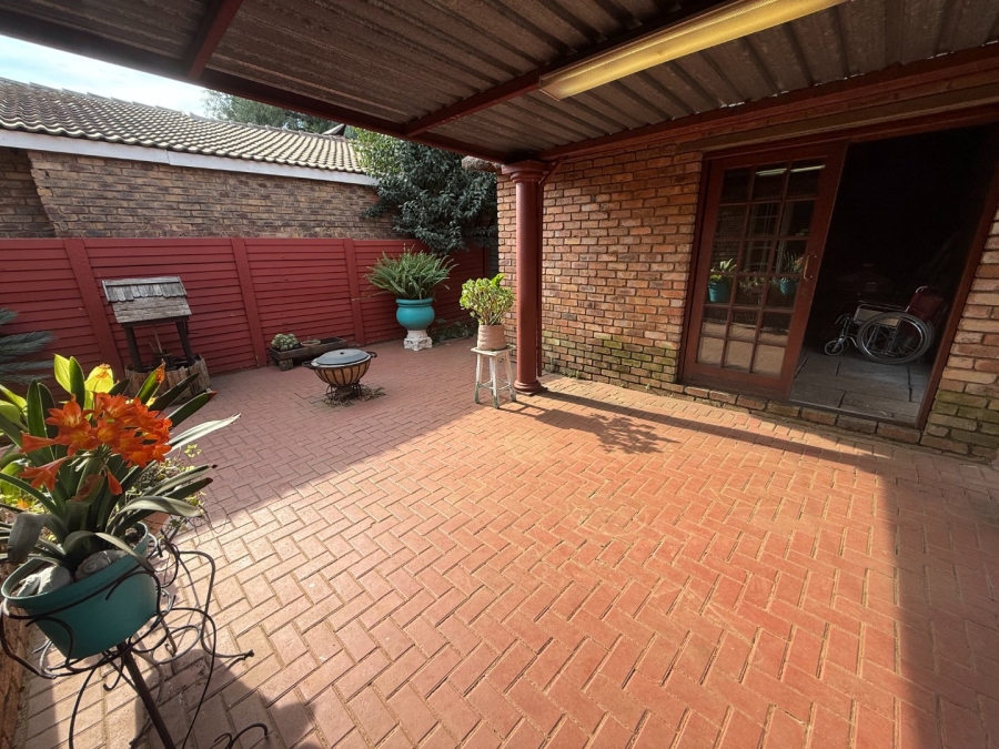 5 Bedroom Property for Sale in Rooihuiskraal North Gauteng